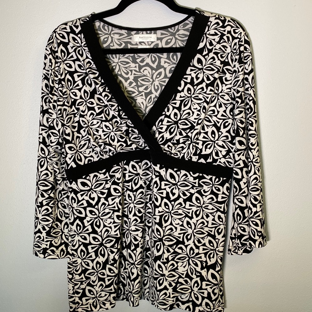 Van-Heusen womens size medium black and white patterned v-neck top.